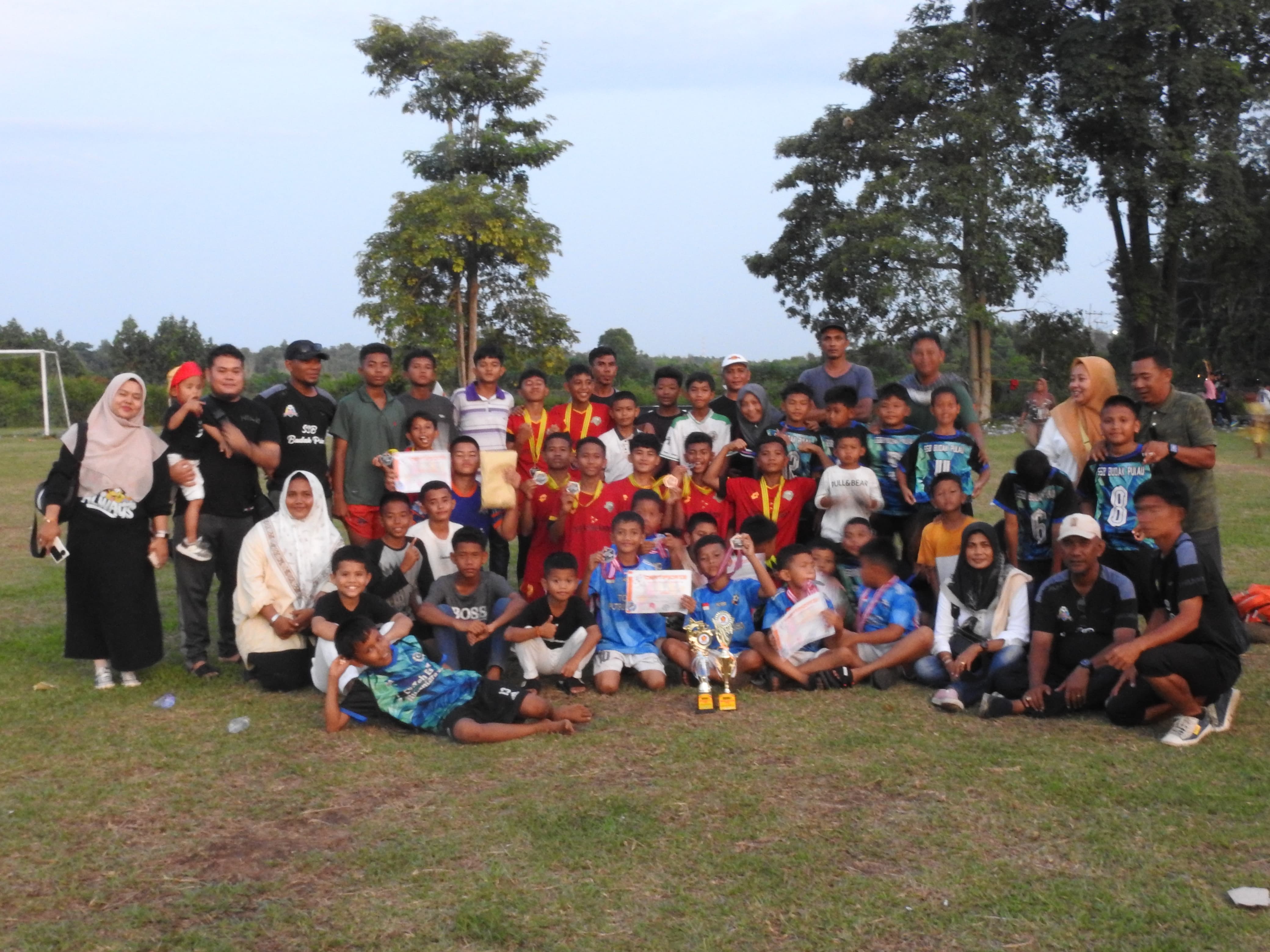 Raih Juara Pertama di Dua Kelompok Umur Turnamen Teduh Cup XIV, SSB Budak Pulau Luar Biasa